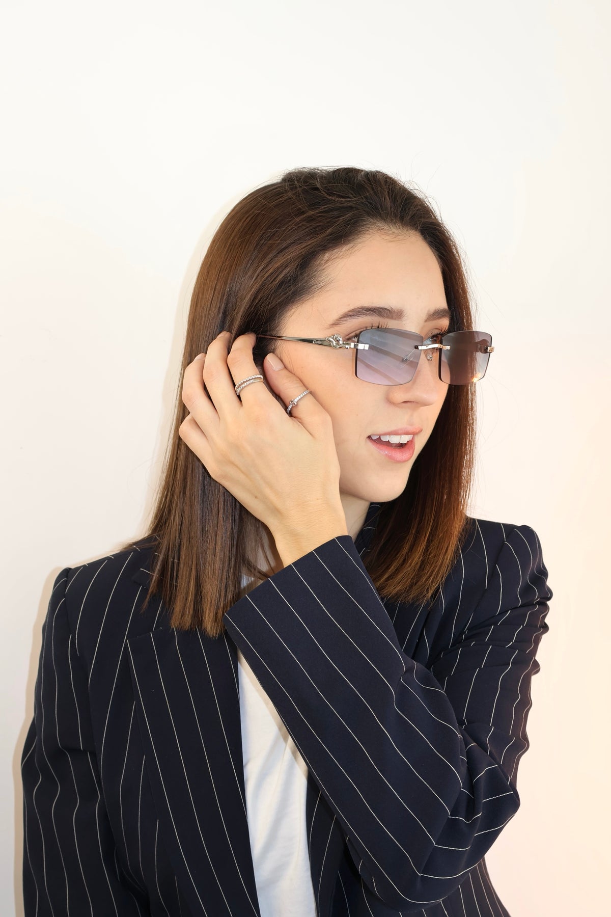 Modelo de perfil con lentes Cartier