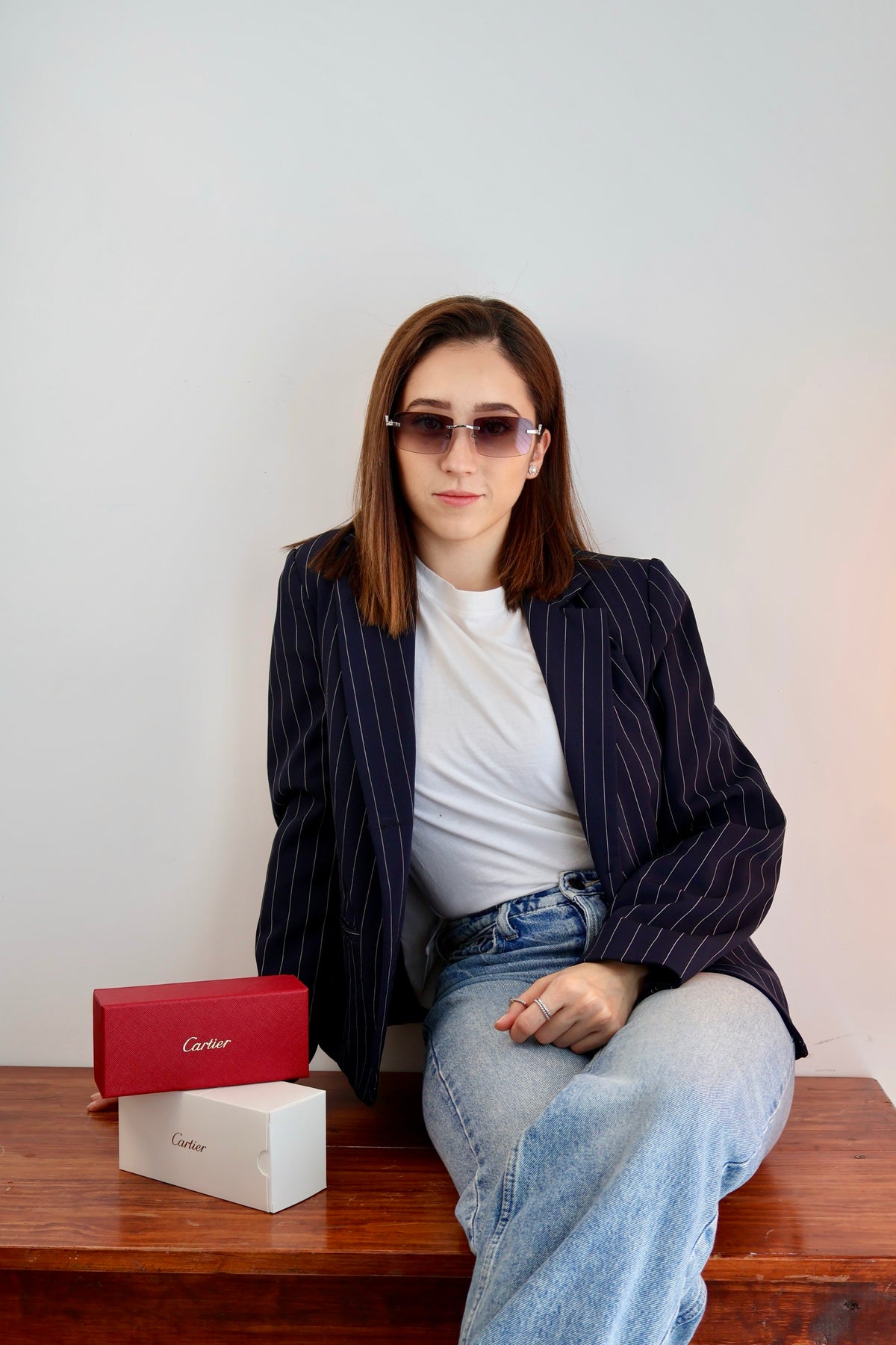 Modelo con lentes Cartier y cajas